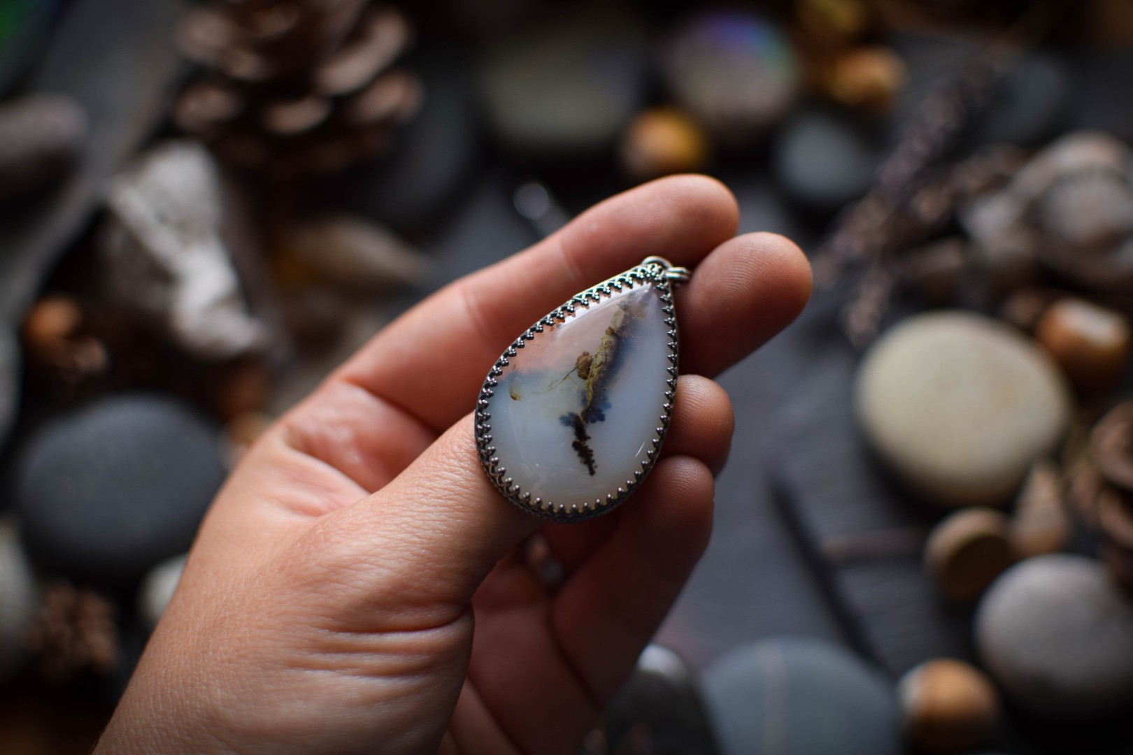 Pendentif ~Le Vol des Corbeaux~ Agate dendritique – Image 9